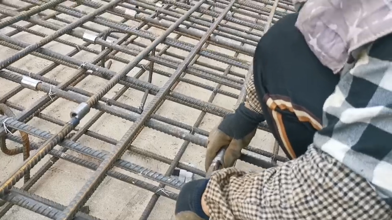 南宁飞机场扩建项目钢筋连接施工中